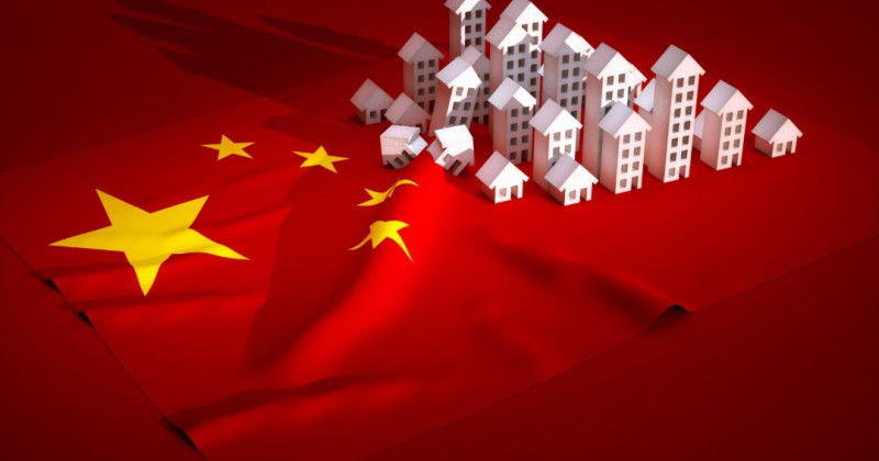 Chinesische Flagge und kleine Häusersilhouetten