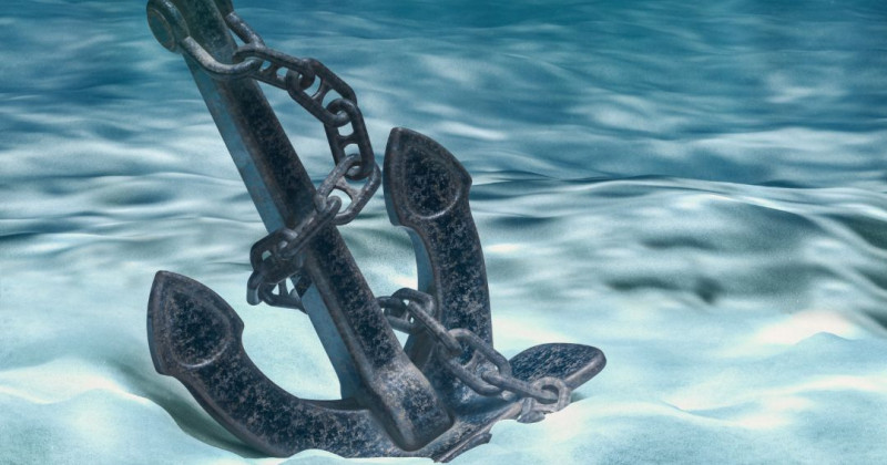 Ein Anker auf dem Meeresgrund