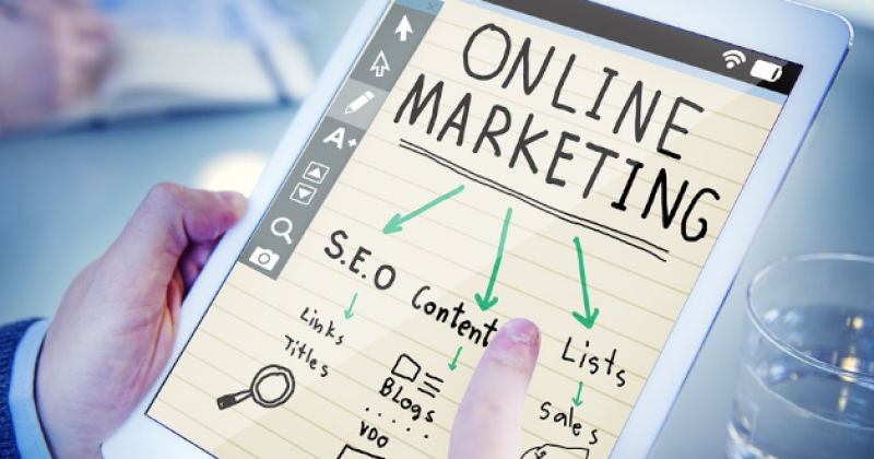 Tablet mit Online-Marketing-Schriftzug